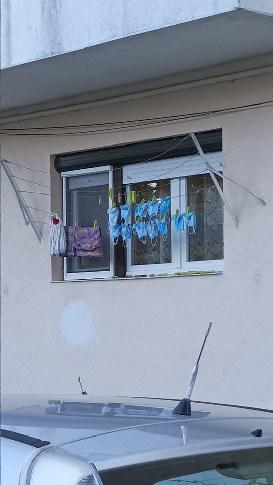 Când covidu’ nu-i acasă, măștile joacă pe...sârmă