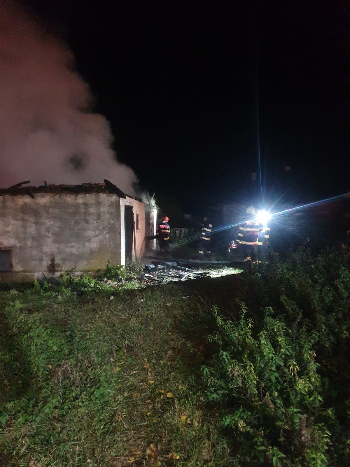 Incendiu de proporţii în localitatea Baba Novac