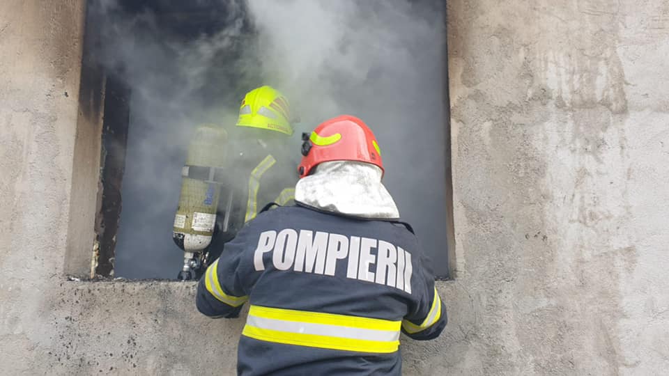 FOTOGALERIE. Casă în FLĂCĂRI lângă Satu Mare