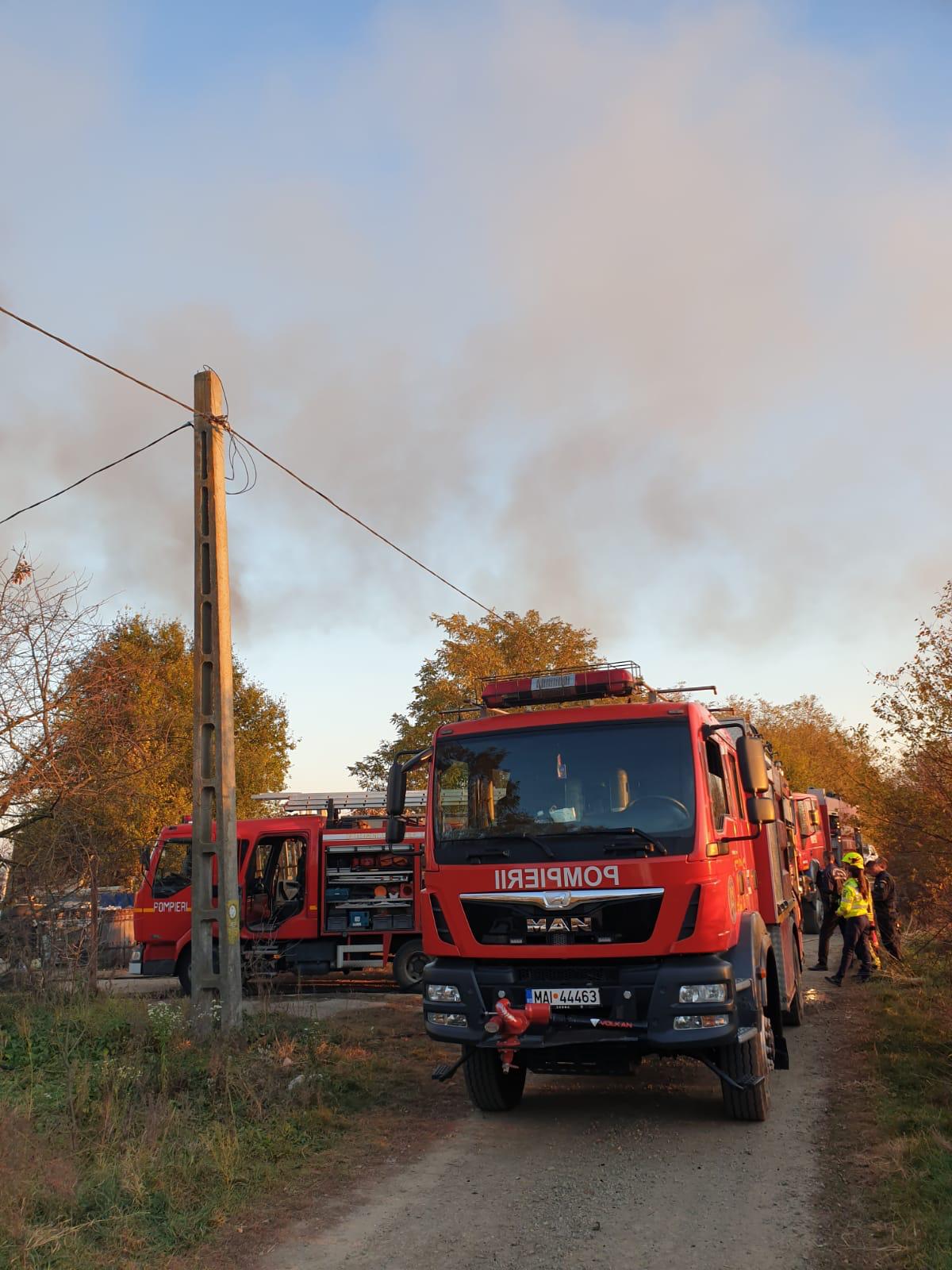 Incendiile continuă! A ars o clădire cu activitate de prelucrare tâmplărie