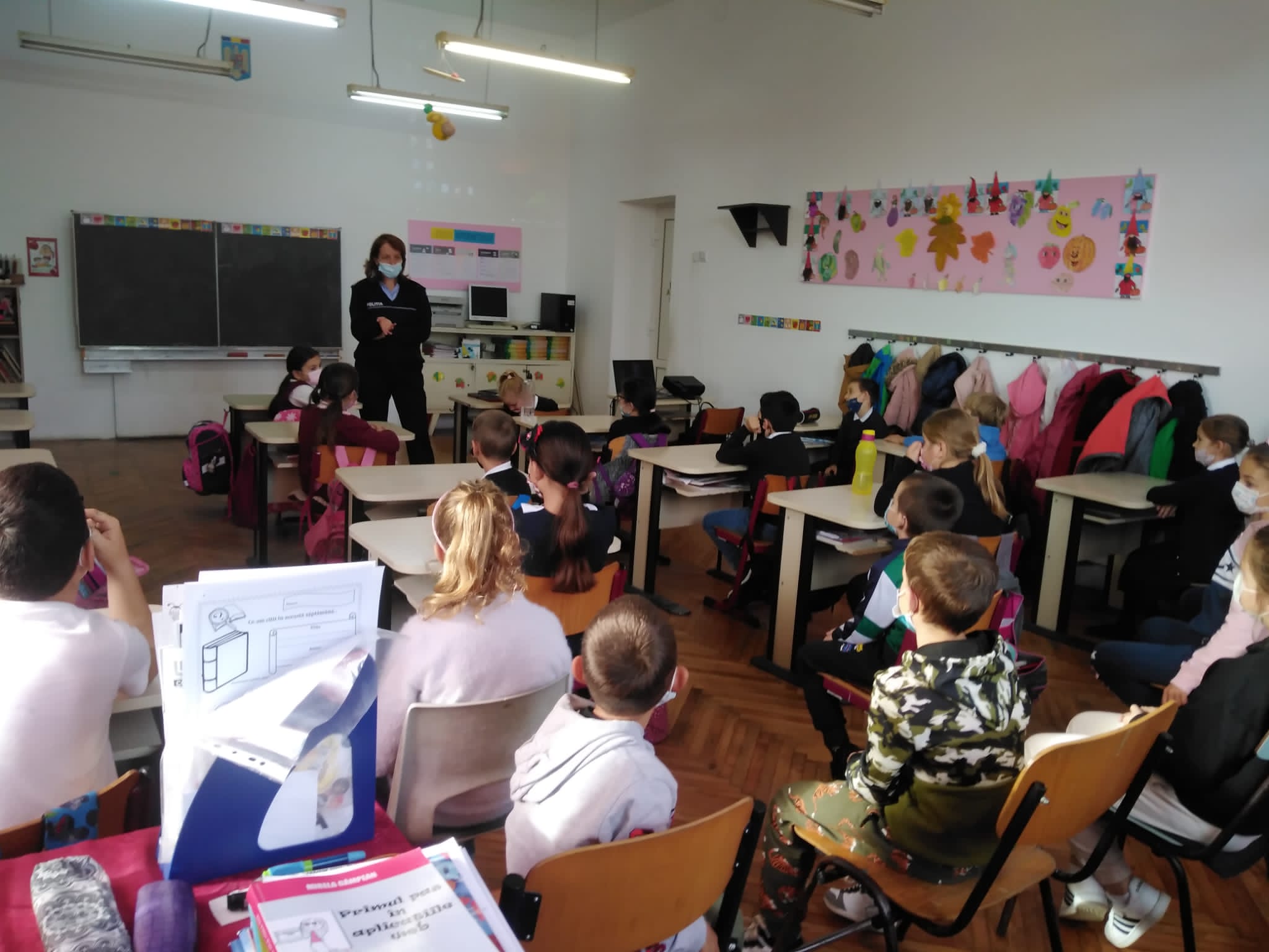 Siguranța online, tema întâlnirilor dintre polițiști și copiii din Halmeu