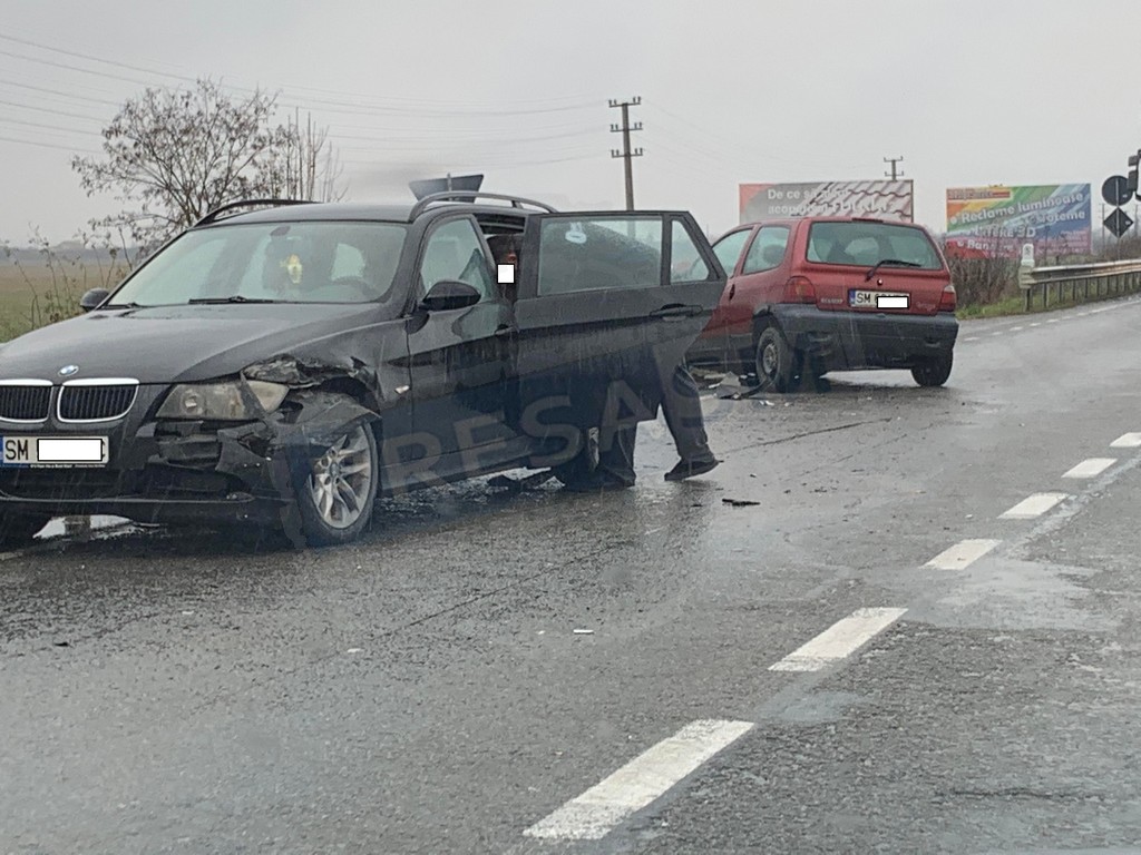 Trei mașini și un microbuz au provocat un accident în lanț, în Satu Mare!