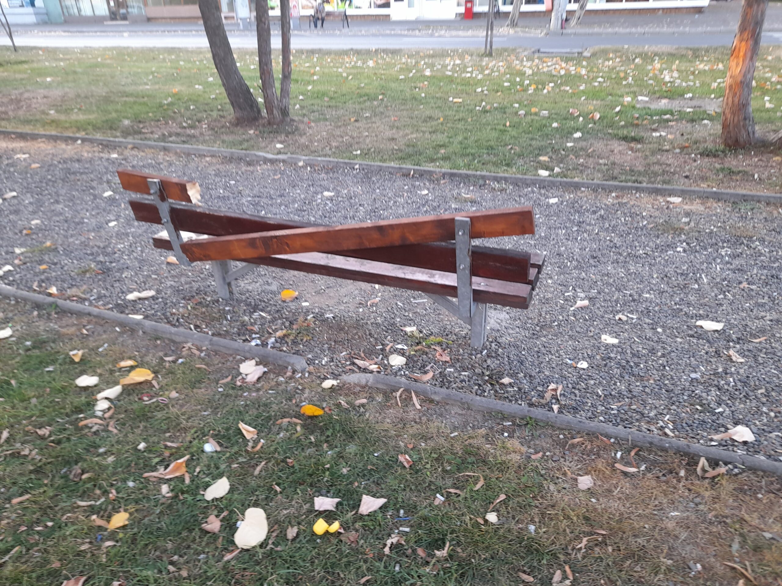 De ce am sta pe o bancă ruptă?