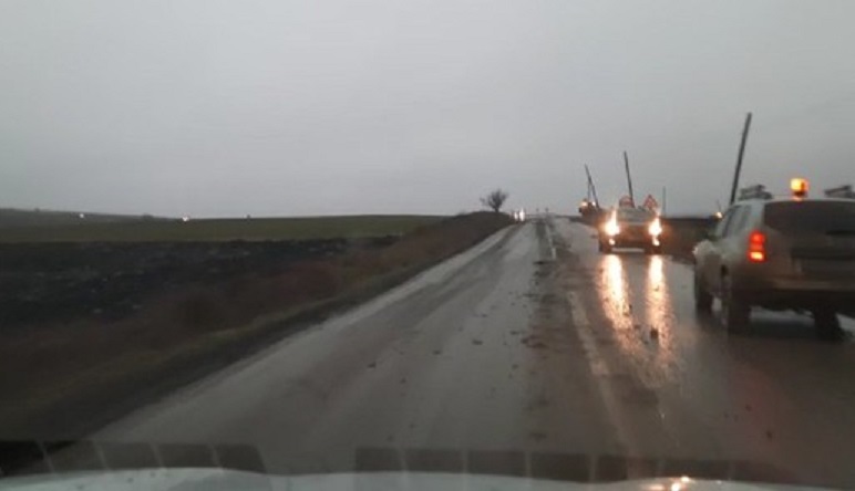 Asfalt acoperit cu noroi