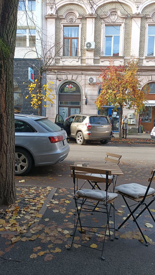 Trotuarul este al șoferilor?