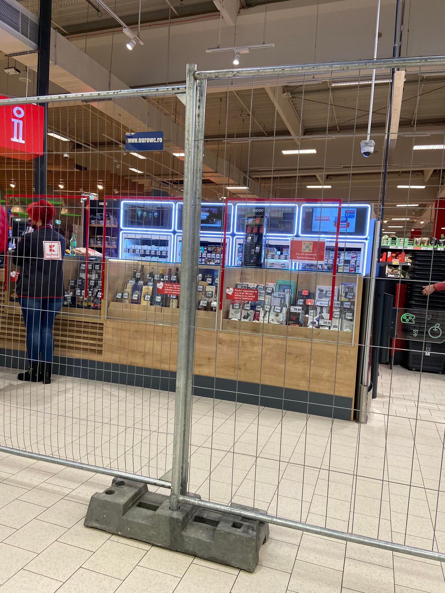 Delimitări pentru vaccinați și nevaccinați într-un supermarket din Satu Mare. Nevaccinații nu au acces la magazinele neesențiale