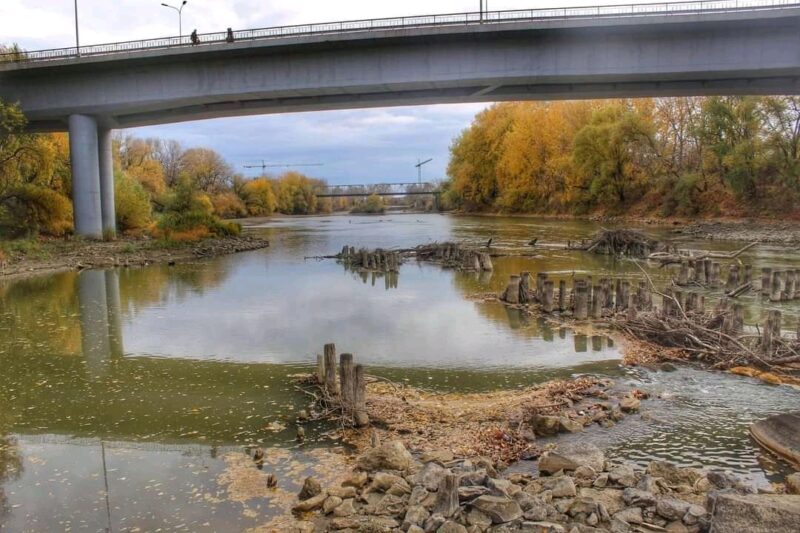 Nivel  extrem de scăzut al Someșului la Satu Mare! Sunt vizibili pilonii vechiului pod