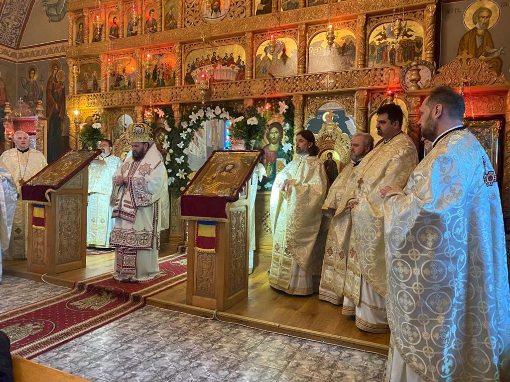 Sărbătoare. Preasfințitul Timotei Sătmăreanul a oficiat slujba de la Hramul biserici Sfântul Apostol Andrei din Curtuiuș