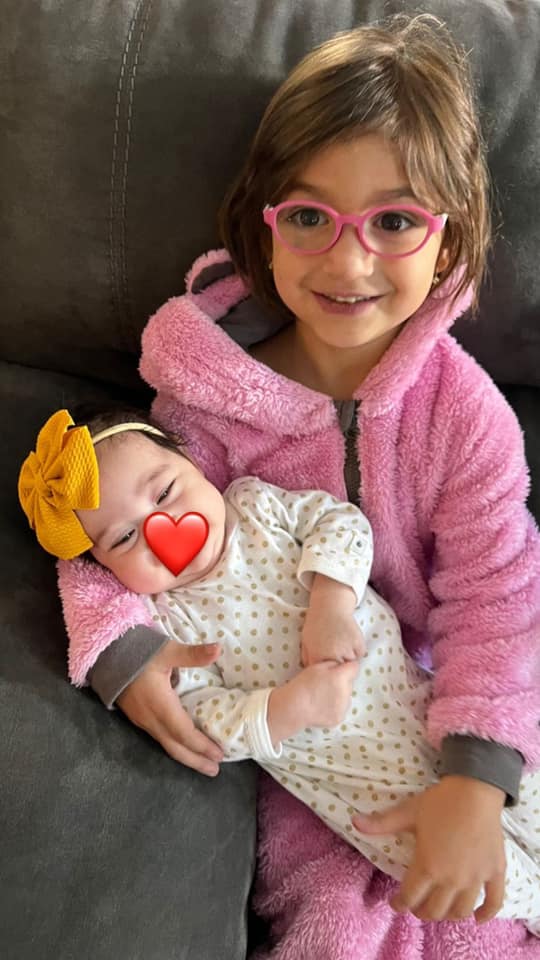 O tânără care salvează vieți a adoptat un bebeluș cu malformații din județul Satu Mare. Acesta a fost abandonat de mama naturală.