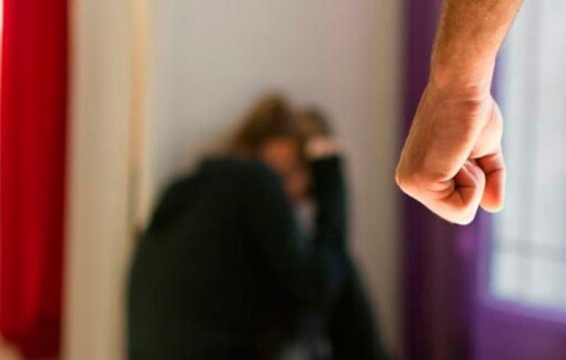 Sătmăreancă chinuită de patronul barului pe care îl frecventa, cu scopul de a-i demonstra soției că-i este fidel