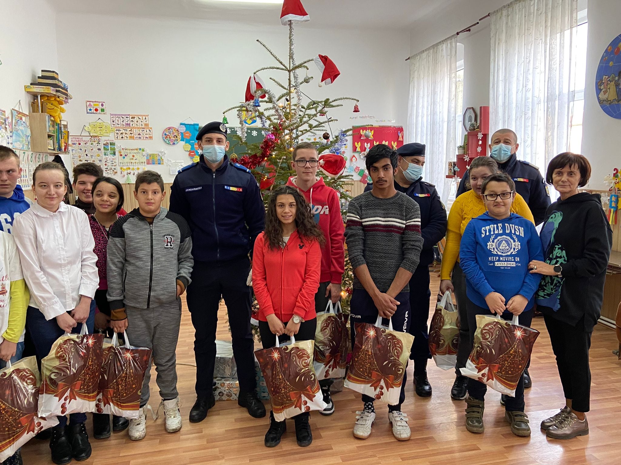 Jandarmii au împărțit cadouri copiilor din cadrul Centrul de Educație Incluzivă Carei și celor de la casa de tip familial Mihaela din Tășnad