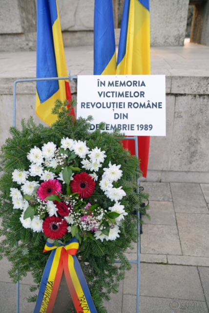 Coroană de flori depusă de Direcția de Cultură Carei în memoria eroilor  Revoluției Române
