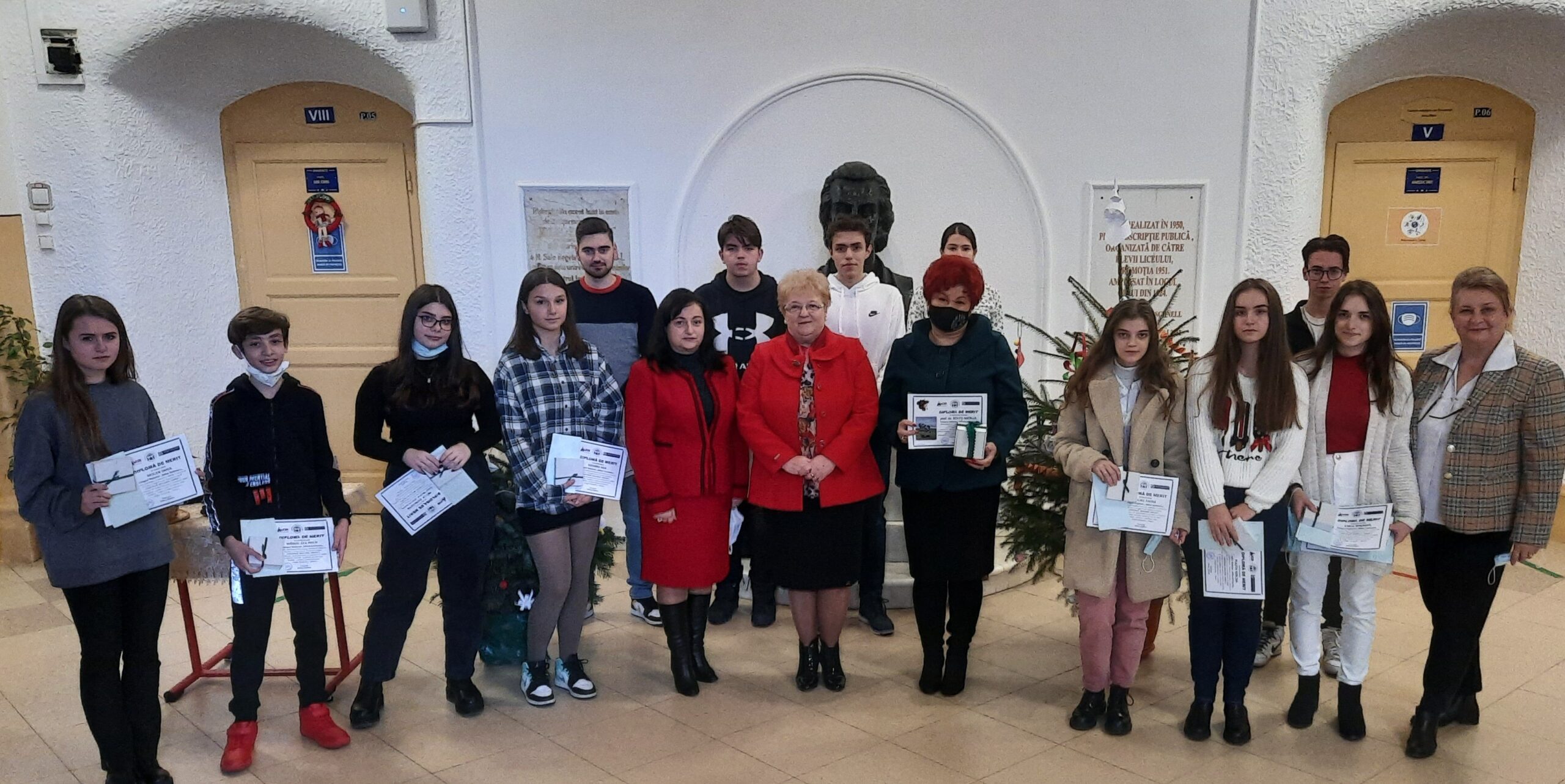 PREMIERE. Un brad eco a fost împodobit la în aula Colegiului Național ,,Mihai Eminescu”