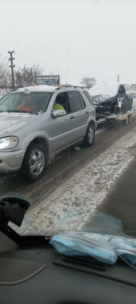 Prima zăpadă vine cu accidente în județ