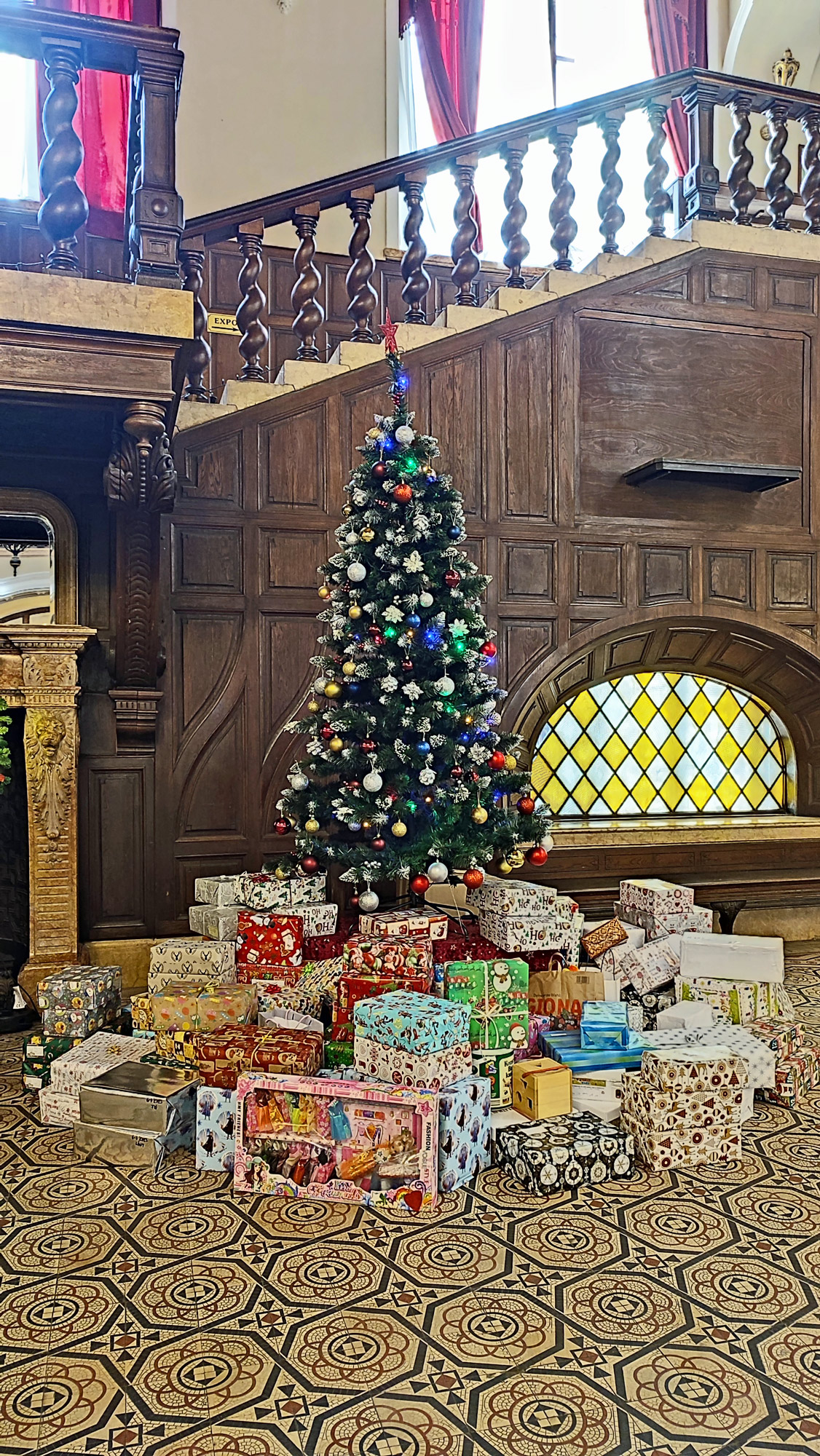 Mai sunt șapte zile în care se pot aduce daruri pentru cutia cu cadouri