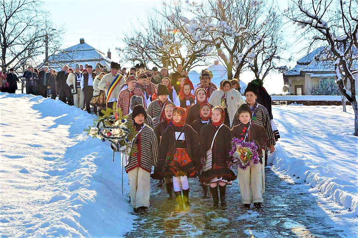 În Ţara Oaşului, de Crăciun “ninge” cu datini, tradiţii şi obiceiuri