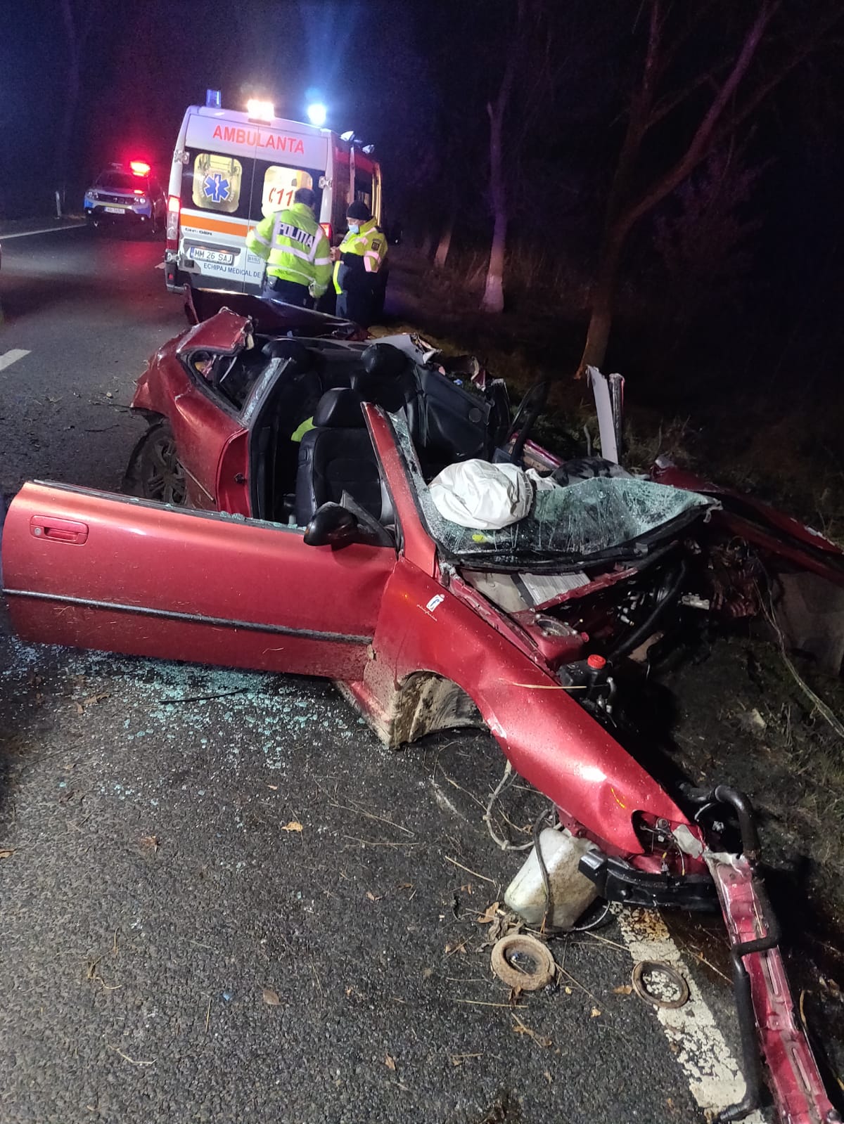 Accident grav! Un tânăr s-a izbit cu mașina de un copac