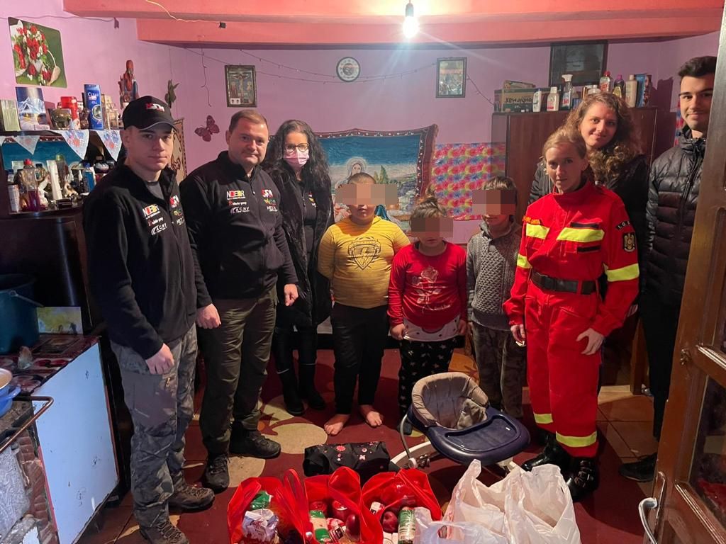 Politiștii sătmăreni, voluntari în cadrul campaniei „ Caravana lui moș Crăciun”