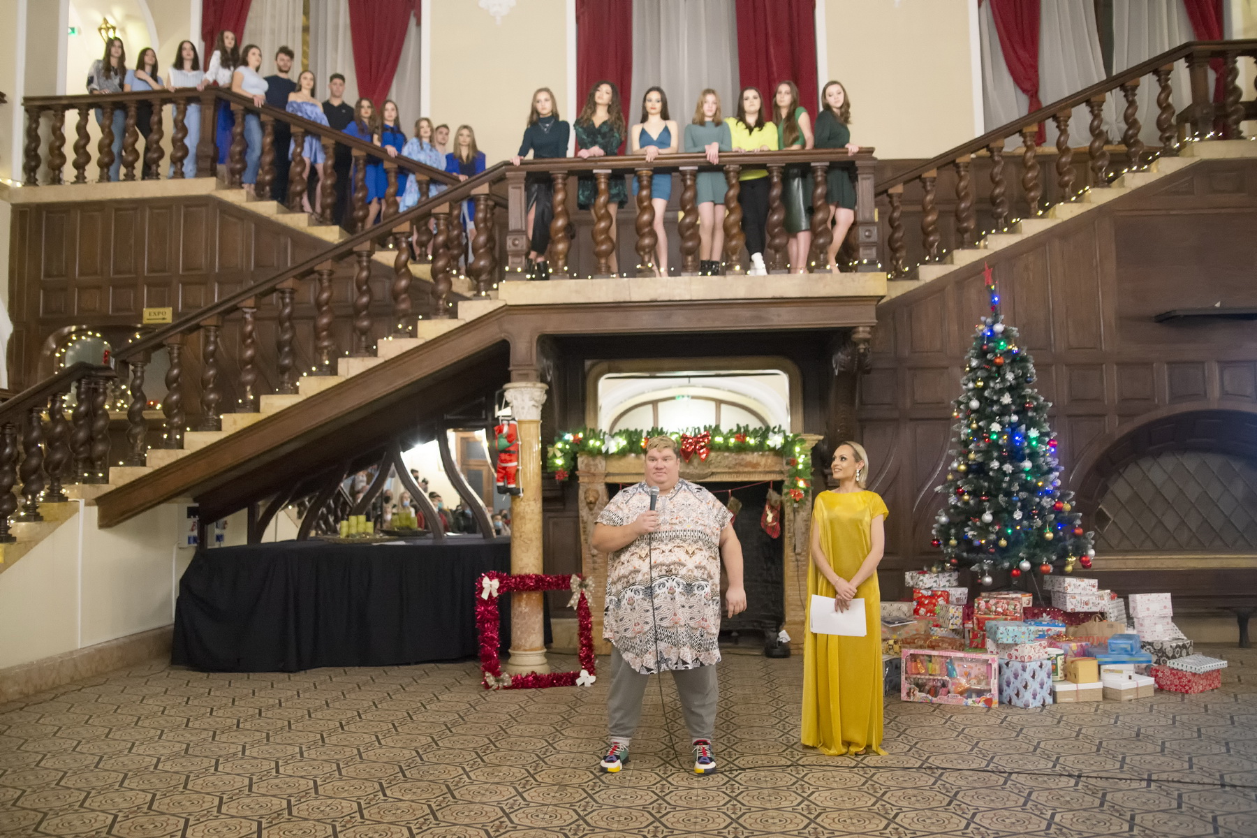 FOTO. O nouă ediție a Festivalului Magia Crăciunului a debutat cu o Gală de modă de excepție a cursanților Agenției DIVA's Satu Mare, la castelul Károlyi