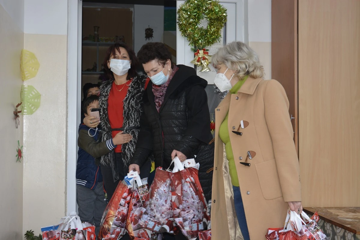 FOTOGALERIE. Femeile PSD din Carei au dus cadourile Moșului copiilor din casa Speranța