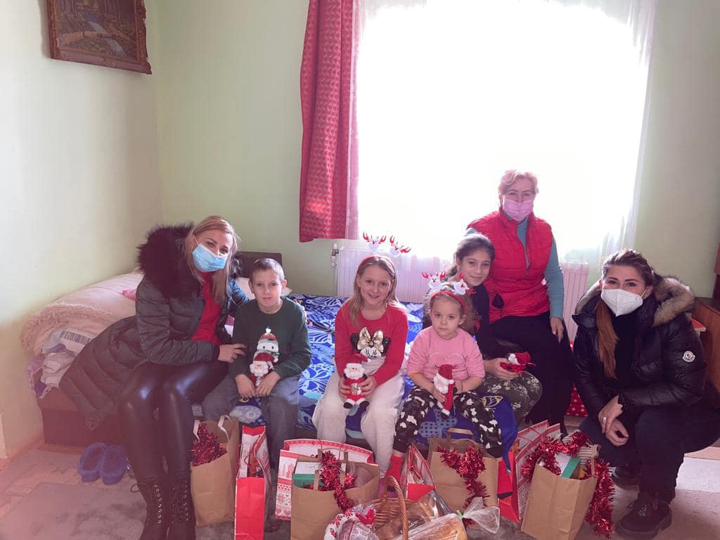 FOTOGALERIE. Femeile social democrate Satu Mare a încercat sa aducă spiritul Crăciunul in casa mai multor familii