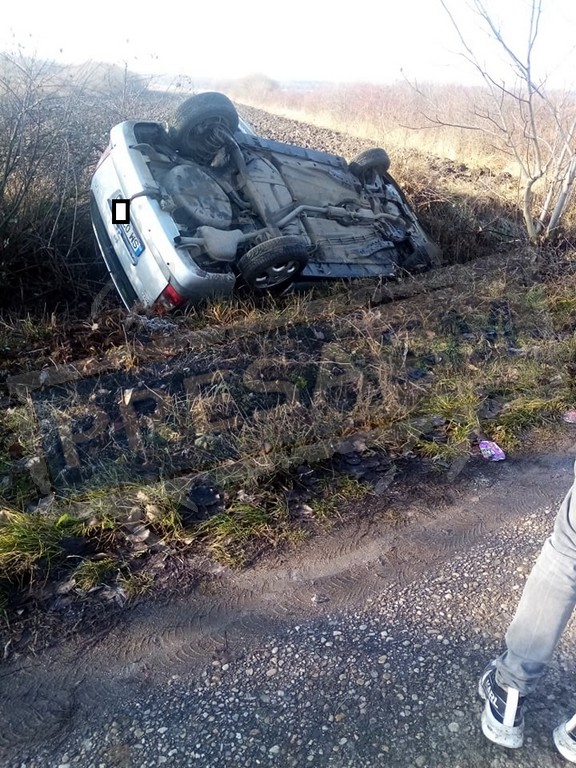 O mașină s-a răsturnat din pricina unei gropi, în județul Satu Mare