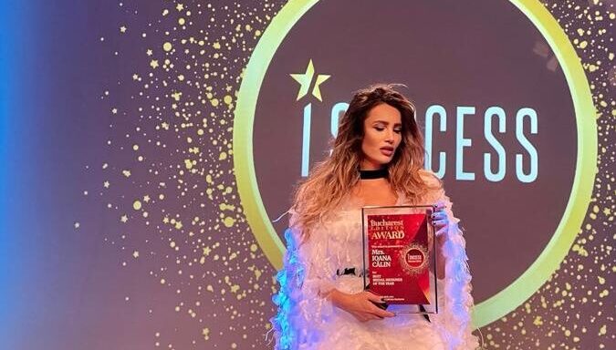 Multă lumină și sclipere în ținutele pentru noaptea dintre ani