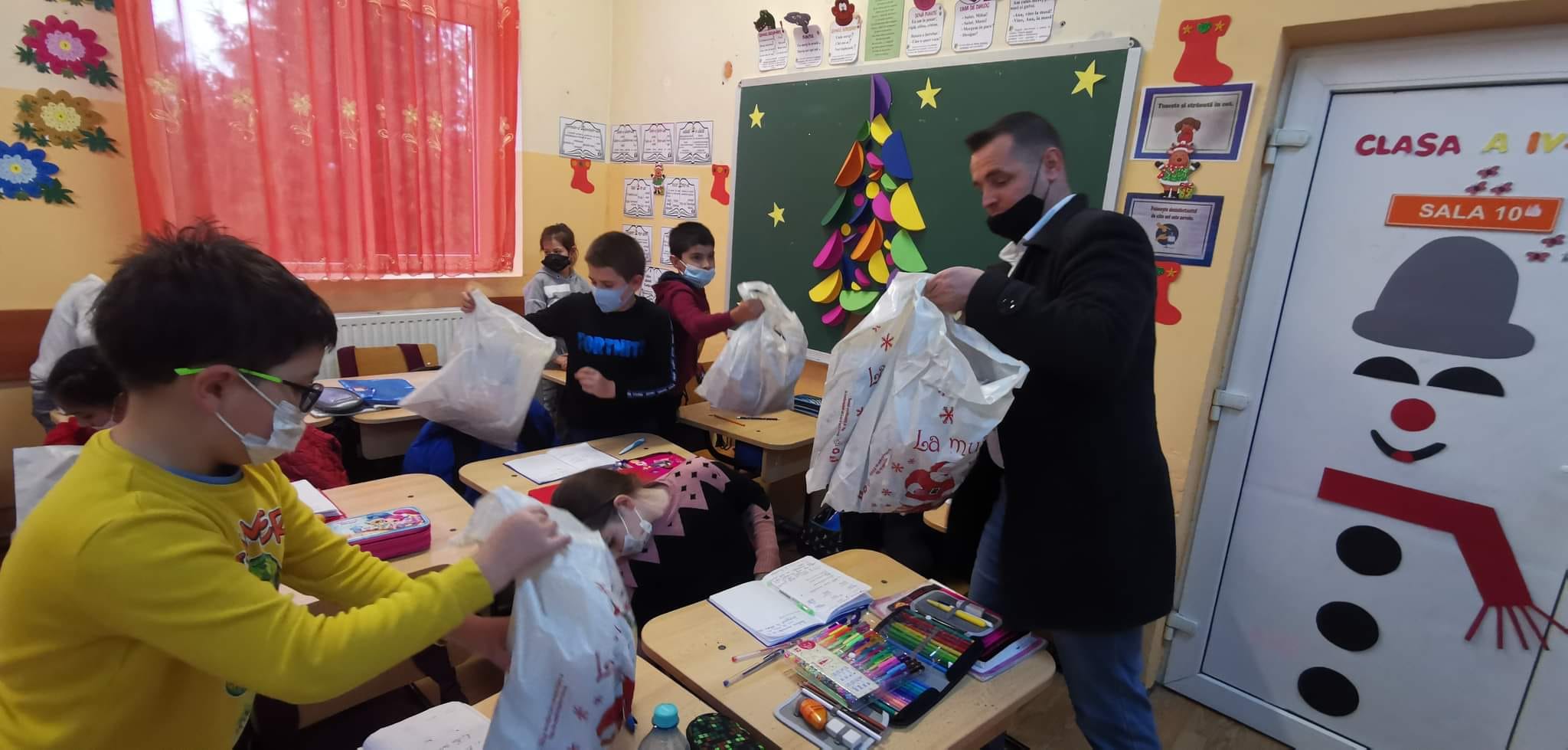 FOTOGALERIE. BUCURIE. Moș Nicolae a împărțit cadouri și la copiii din Medieșu Aurit