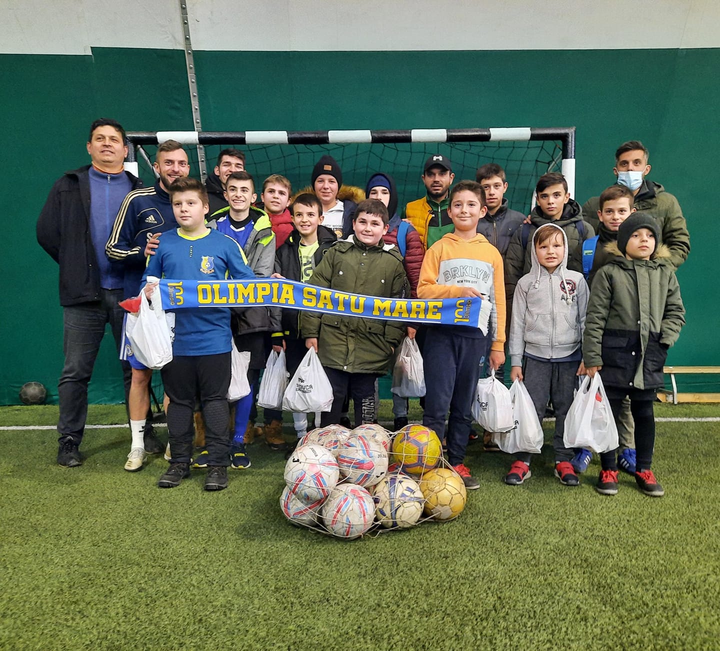 Inedit. Moș Crăciun în galben-albastru