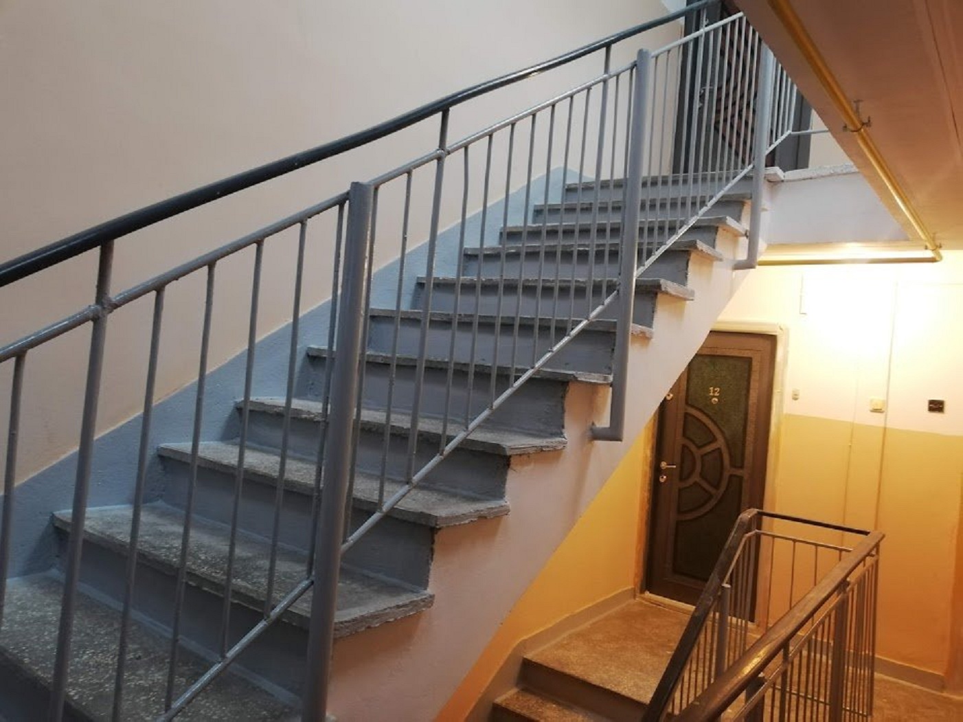 O femeie din Satu Mare a fost amendată pentru că își tinea soțul pe casa scărilor!