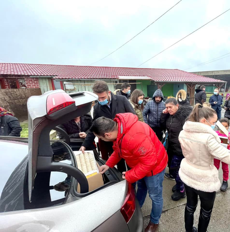 FOTOGALERIE. Daruri din partea Moșului TSD pentru nevoiașii sătmăreni