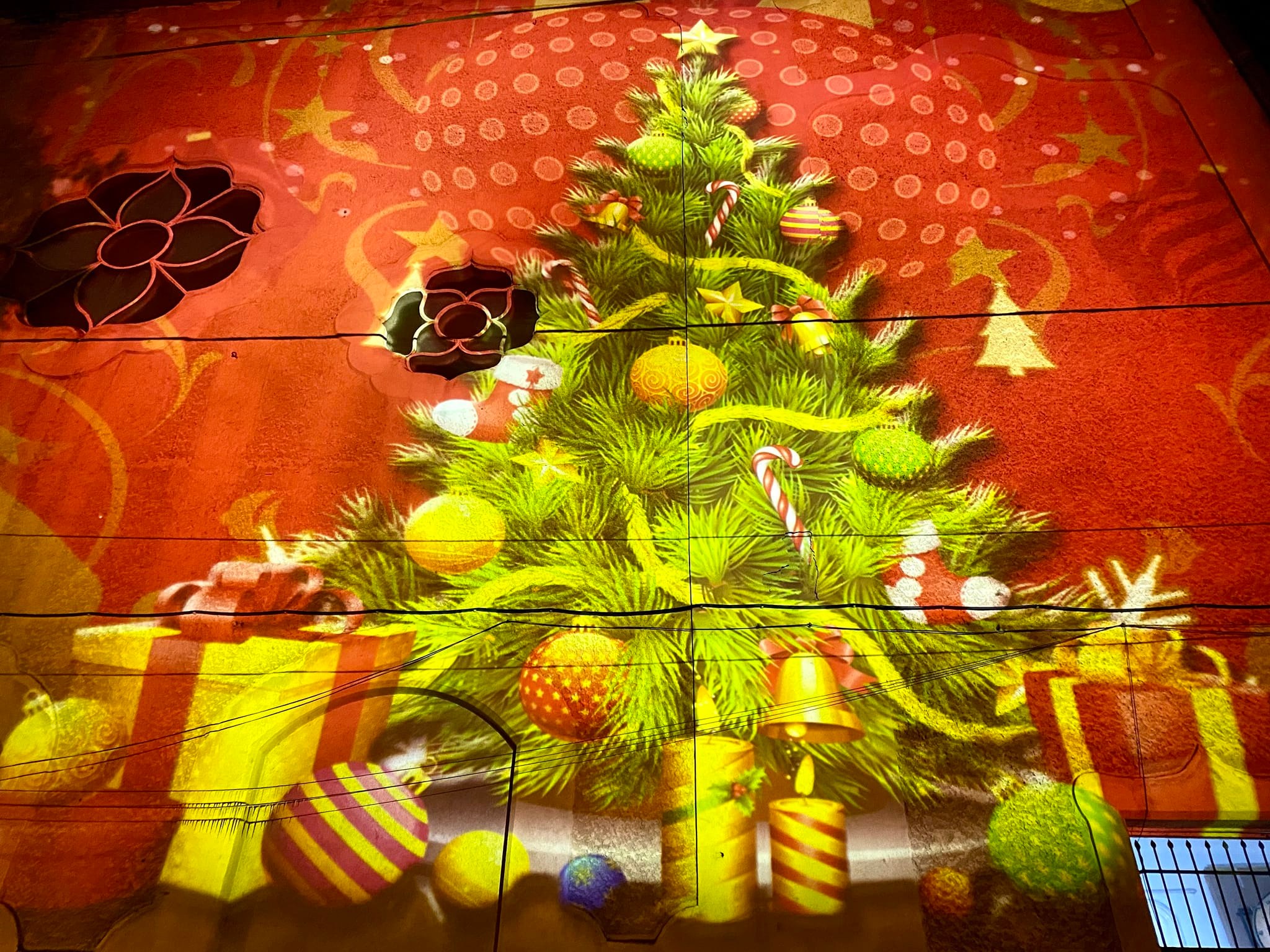 FOTO. Proiecții video superbe pe clădirea filarmonicii