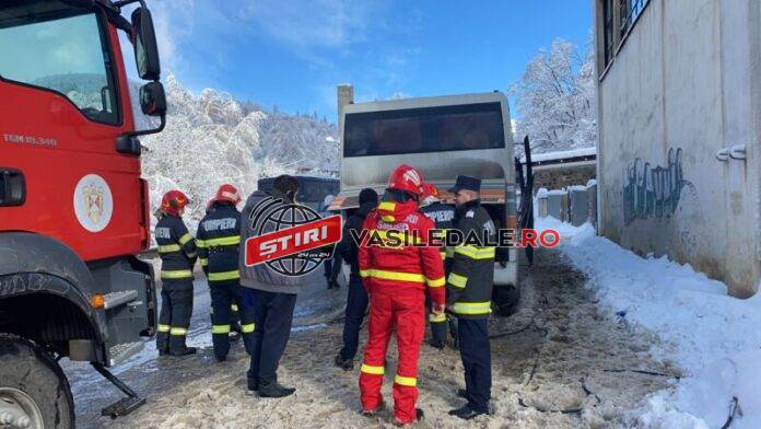FOTO. Un autobuz cu zeci de copii din Satu Mare a luat foc la Cavnic