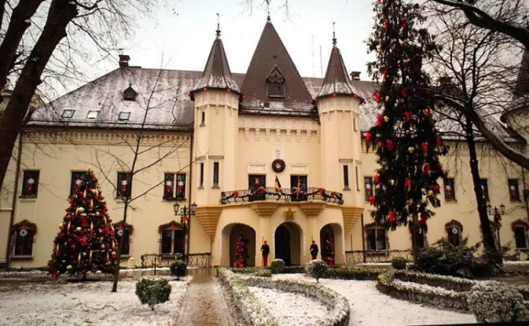 Istoria zbuciumată a „Peleșului Transilvaniei”- splendida bijuterie arhitecturală din Carei a fost distrusă și restaurată în mai multe rânduri