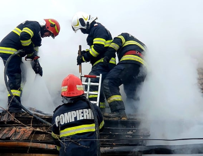 FOTOGALERIE. Incendiu de AMPLOARE La Satu Mare. Pompierii au SUPLIMENTAT forțele de intervenție