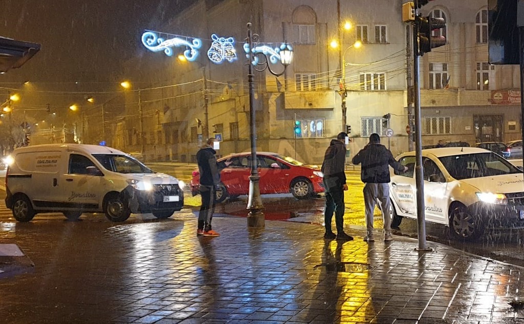 Accident provocat de două mașini în centrul orașului