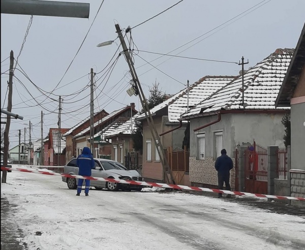 ACCIDENT. Un BMW s-a oprit într-un stălp, astăzi dimineață, la Carei.