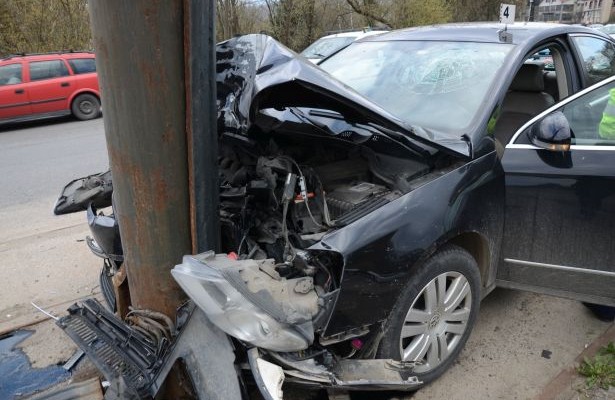 Un șofer a intrat într-un stâlp electric