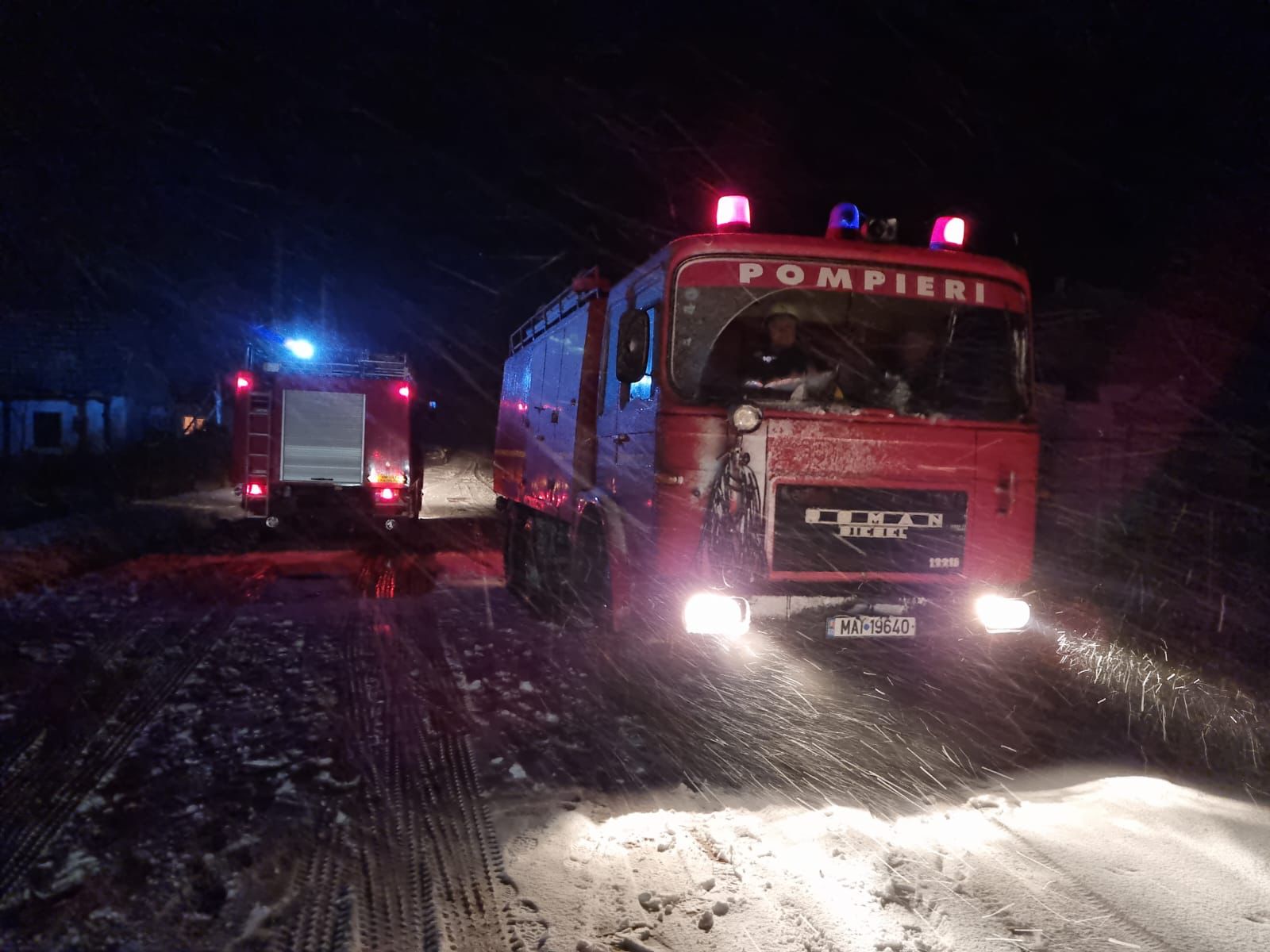 Afumătorie din Crișeni în flăcări! Pompierii au salvat casa din apropiere