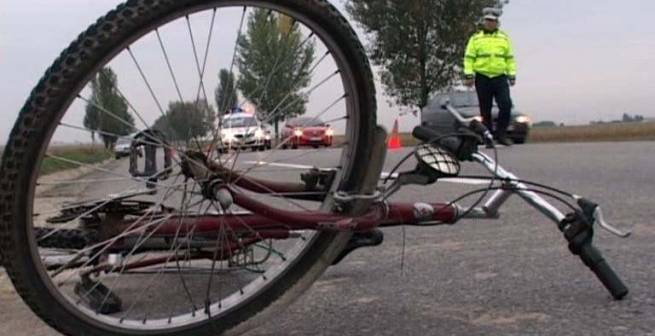 Un bicilist care nu a respectat indicatoarele a ajuns să fie accidentat