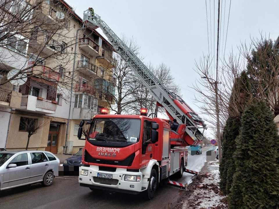 FOTO. Bloc PERICOL PUBLIC. Au intervenit pompierii