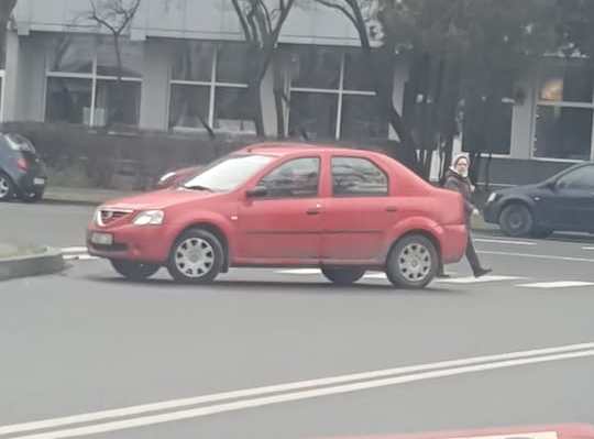 Fericirea constă într-o Dacie roșie... sau nu?