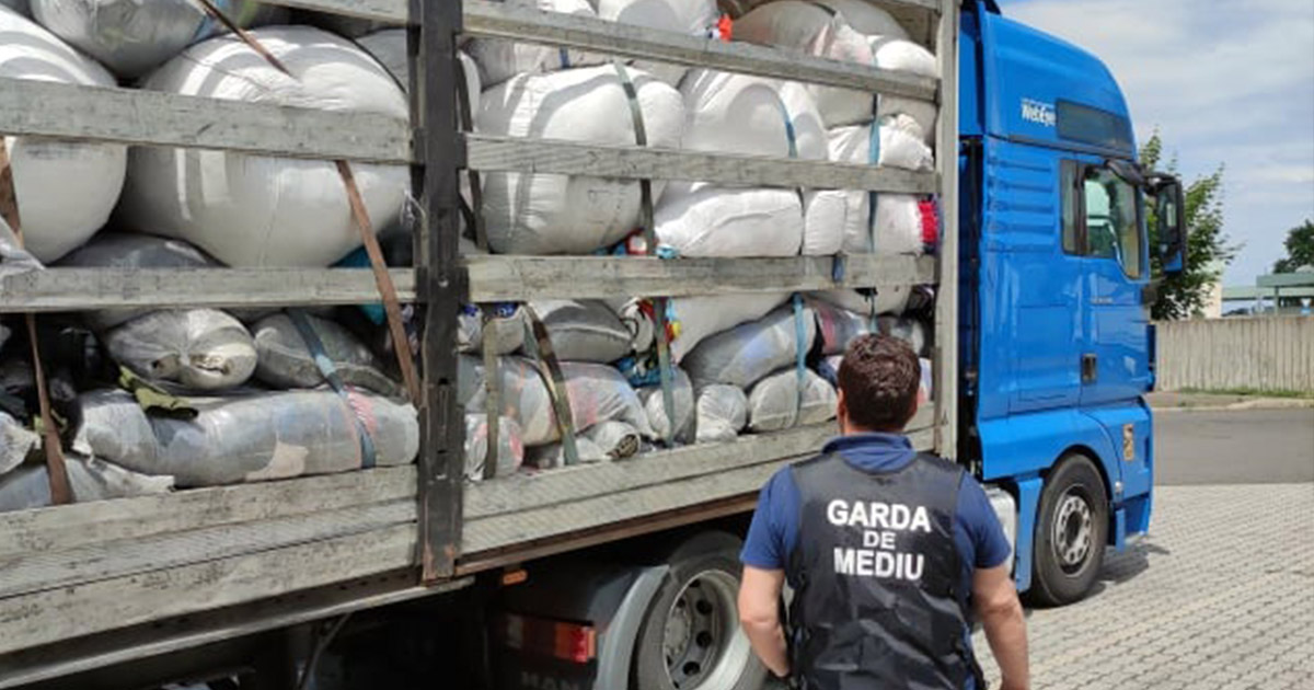 Peste 3.500 kg de haine second hand, oprite la P.T.F. Petea