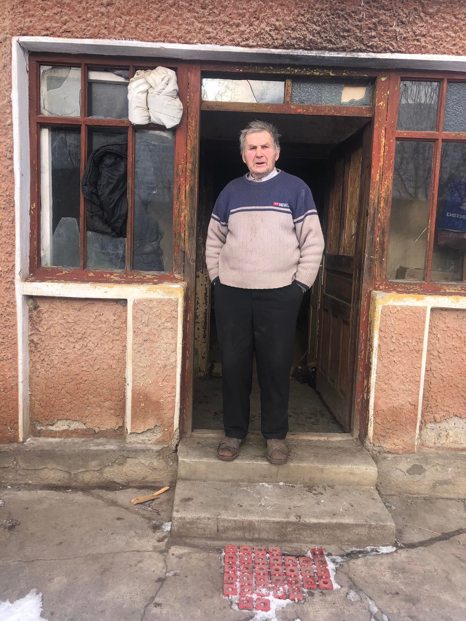 Un bătrân care locuiește într-o casă arsă are nevoie de ajutor!