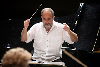 Romeo Rîmbu și balerini ai Operei Naționale Române din Cluj pe scena Filarmonicii Dinu Lipatti