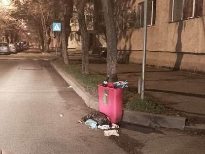Cine-a pus gunoiu-n drum, ală a fost om nebun