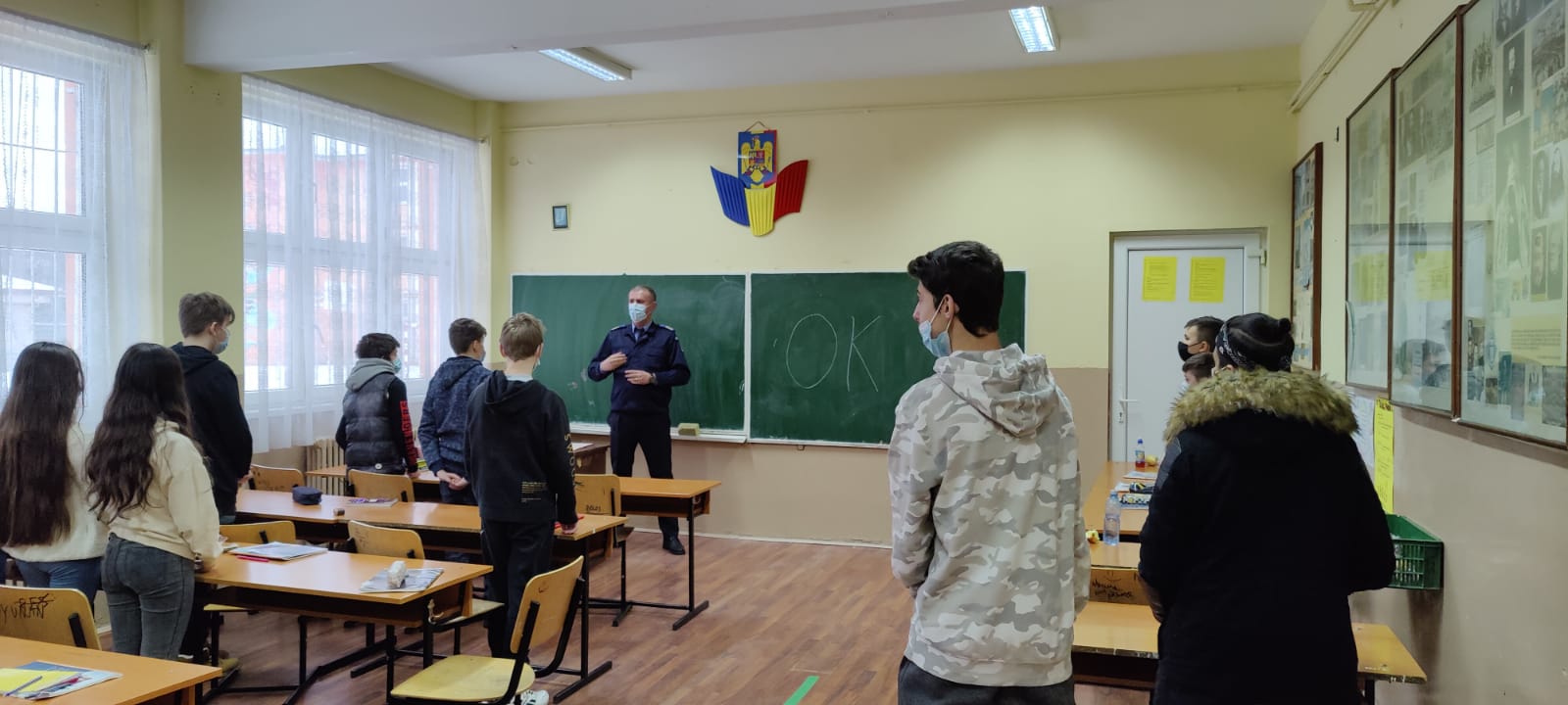 FOTOGALERIE. Acțiune de prevenire organizată cu succes de jandarmi la școala Mircea Eliade
