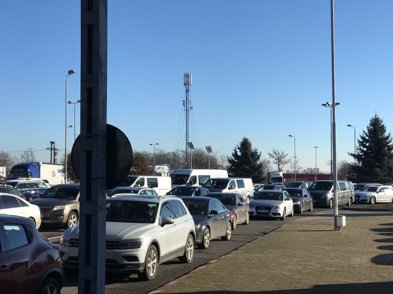 Nebunie la vama Petea, cozile au început să se formeze încă din cursul nopții