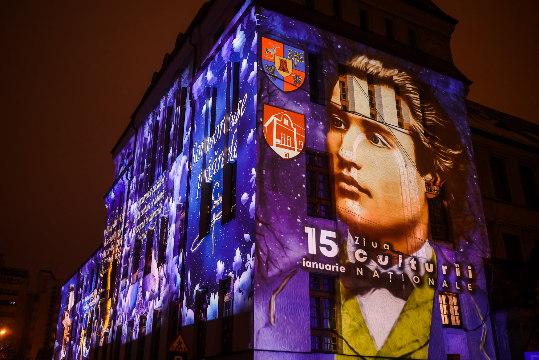 Proiecții de lumini pe clădirea Colegiului Național „Mihai Eminescu”