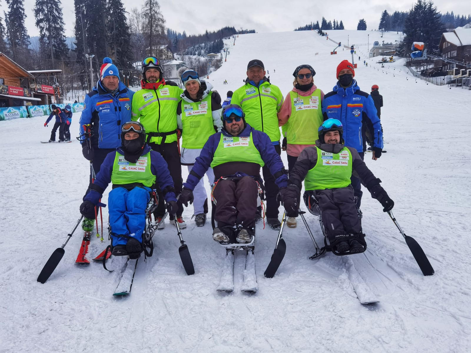 PREMIERĂ NAȚIONALĂ: 3 persoane cu dizabilități locomotorii au devenit monitori de schi pentru persoanele speciale